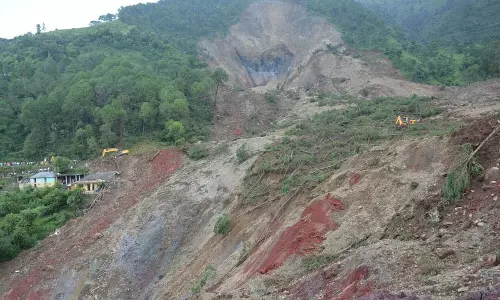 Mandi कोट्रूपी ढलान असुरक्षित, खतरा बरकरार Mandi कोट्रूपी ढलान असुरक्षित, खतरा बरकरार