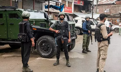 Jammu पहाड़ी पर दिखे चार संदिग्ध, तलाशी शुरू Jammu पहाड़ी पर दिखे चार संदिग्ध, तलाशी शुरू