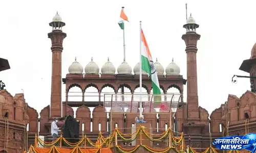 आजादी का जश्न करीब से देखना है तो ऐसे बुक करें लाल किले का टिकट