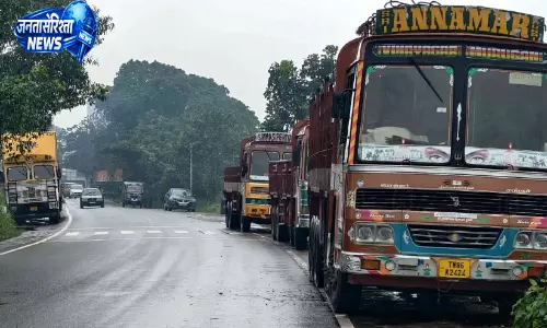 पलक्कडतु थाझम पुल पर अवैध पार्किंग बनी खतरा, जर्जर पुल पर खड़े रहते हैं भारी वाहन पलक्कडतु थाझम पुल पर अवैध पार्किंग बनी खतरा, जर्जर पुल पर खड़े रहते हैं भारी वाहन