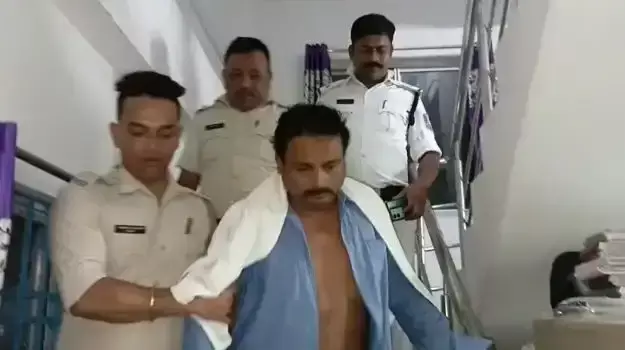 Siliguri: एटीएम फ्रॉड गिरोह पर पुलिस का शिकंजा, 19 फर्जी कार्ड के साथ एक पकड़ा Siliguri: एटीएम फ्रॉड गिरोह पर पुलिस का शिकंजा, 19 फर्जी कार्ड के साथ एक पकड़ा