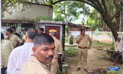 रसोइयों से खतरा बताकर कमरे में बंद हुई हेडमास्टर पुलिस ने संभाला मोर्चा