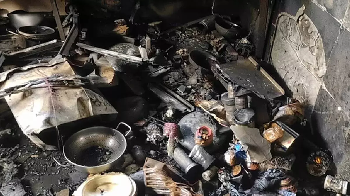 Kerala: कासरगोड में खाना बनाते समय गैस सिलेंडर फटा; भारी नुकसान Kerala: कासरगोड में खाना बनाते समय गैस सिलेंडर फटा; भारी नुकसान