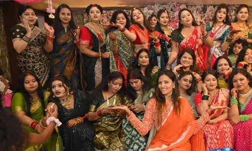 मेरठ में सामूहिक तीज महोत्सव नृत्य गीत से सजा आयोजन मेरठ में सामूहिक तीज महोत्सव नृत्य गीत से सजा आयोजन