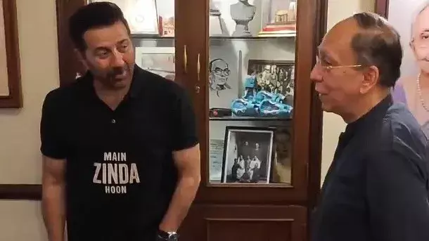 बंटवारा 1947: नेताजी के प्रपौत्र से मिले सनी देओल, फिल्म को लेकर चर्चा बंटवारा 1947: नेताजी के प्रपौत्र से मिले सनी देओल, फिल्म को लेकर चर्चा