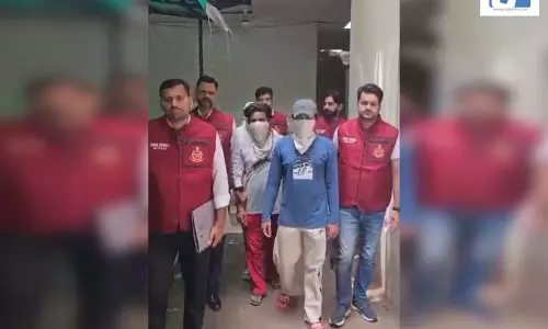 क्राइम ब्रांच ने प्रतिबंधित चीनी मांझे को ले जा रहे तीन को किया गिरफ्तार, एक कार जब्त क्राइम ब्रांच ने प्रतिबंधित चीनी मांझे को ले जा रहे तीन को किया गिरफ्तार, एक कार जब्त