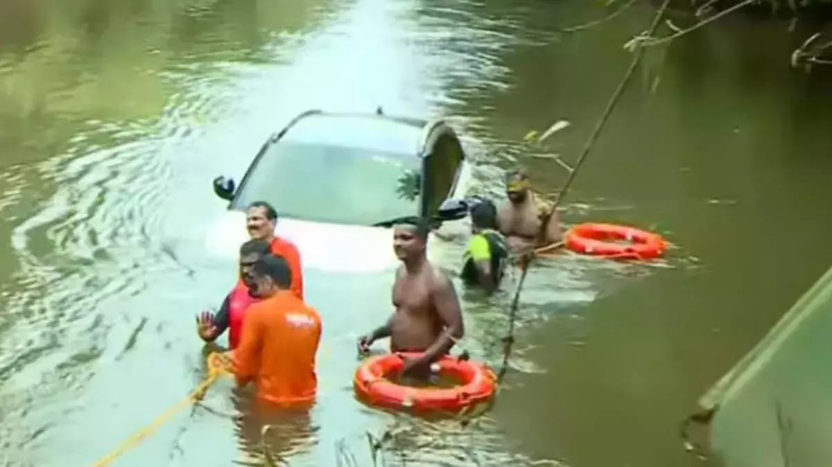 Thrissur: मनालीपुझा नदी से निकाली गई गायब कार, मेहनत लाई रंग Thrissur: मनालीपुझा नदी से निकाली गई गायब कार, मेहनत लाई रंग
