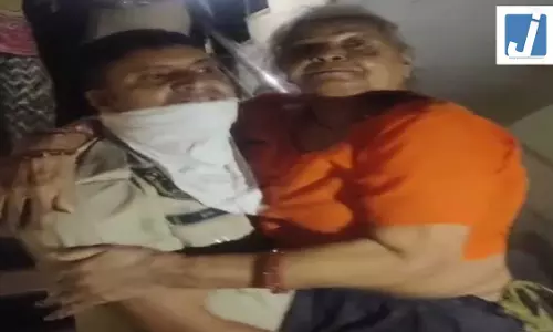 पुलिस कांस्टेबल वर्दी में बना देवदूत, आग से पास के फ्लैट में फंसा था परिवार