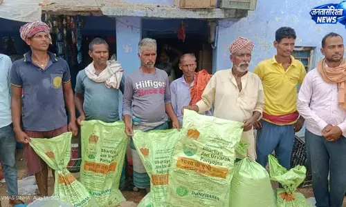 नकली डीएपी खाद बेचने का आरोप, किसानों ने खाद दुकान पर किया हंगामा नकली डीएपी खाद बेचने का आरोप, किसानों ने खाद दुकान पर किया हंगामा