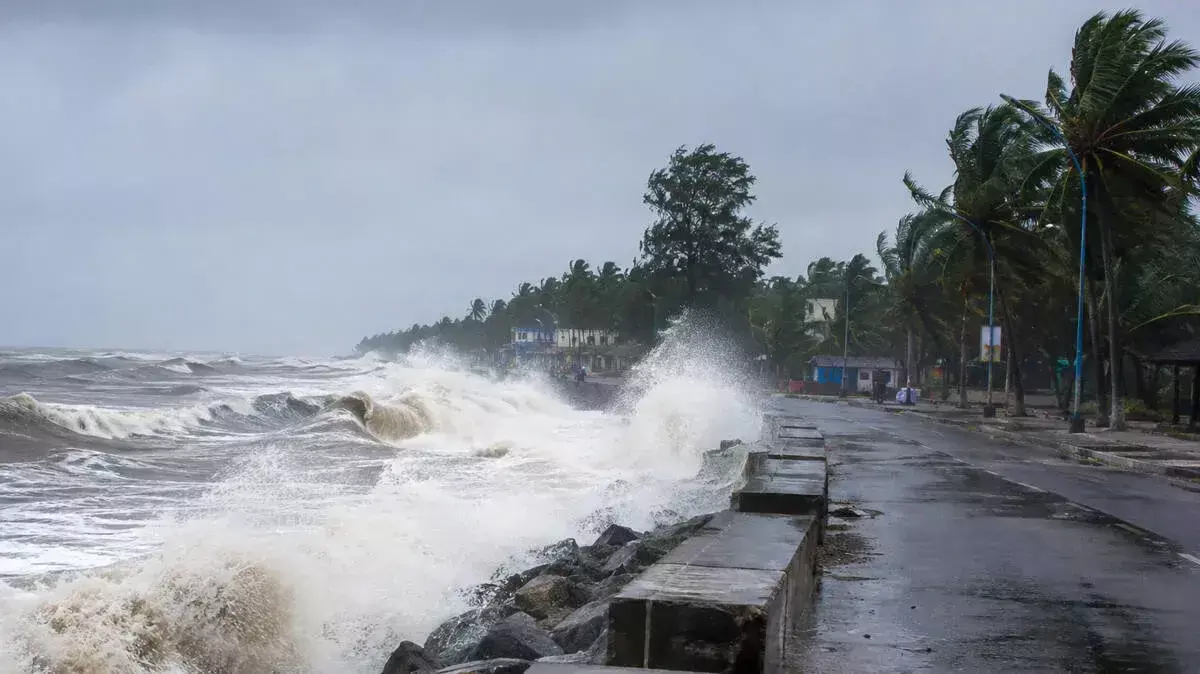 मौसम अपडेट: भारी बारिश और उफनते समंदर को लेकर येलो अलर्ट जारी