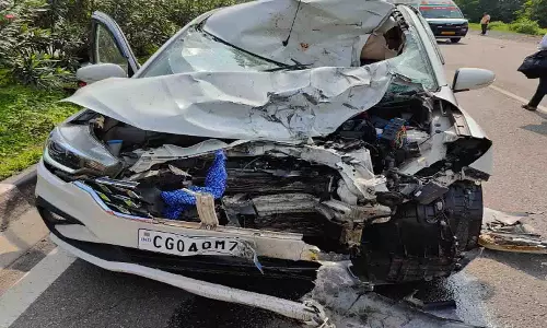 CG: तेज रफ्तार कार ने बाइक को मारी टक्कर, 2 की मौत