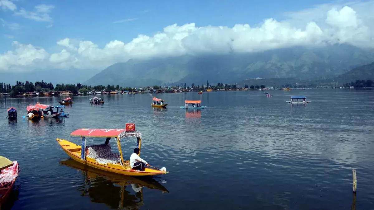 Srinagar: जम्मू-कश्मीर में बारिश को लेकर मौसम विभाग का पूर्वानुमान, गरज के साथ बौछारें