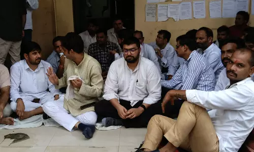 Alwar: आयुक्त के चैंबर के बाहर भाजपा-कांग्रेस का प्रदर्शन, अलवर नगर निगम में सियासत गरम