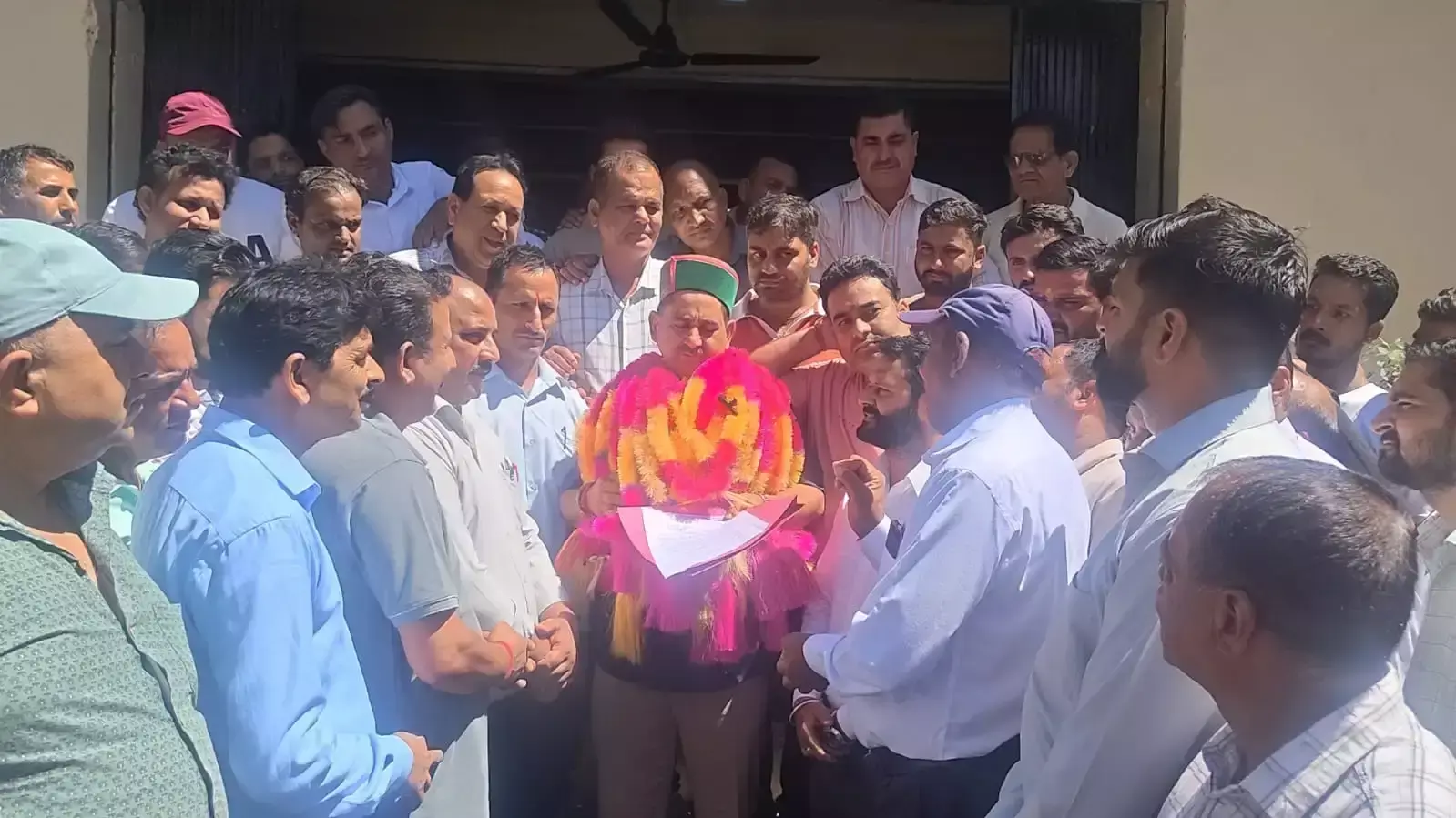 Dharamshala: ओपीएस को लेकर बिजली बोर्ड कर्मचारियों का प्रदर्शन, विधायक पठानिया को ज्ञापन Dharamshala: ओपीएस को लेकर बिजली बोर्ड कर्मचारियों का प्रदर्शन, विधायक पठानिया को ज्ञापन
