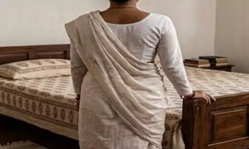 जेठानी ने खोला बक्सा तो निकला जीजा गांव में मचा हंगामा जेठानी ने खोला बक्सा तो निकला जीजा गांव में मचा हंगामा