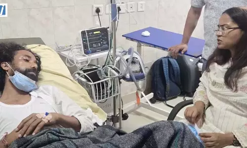 देवेंद्र महतो से अस्पताल में मिलीं मंत्री शिल्पी नेहा तिर्की देवेंद्र महतो से अस्पताल में मिलीं मंत्री शिल्पी नेहा तिर्की