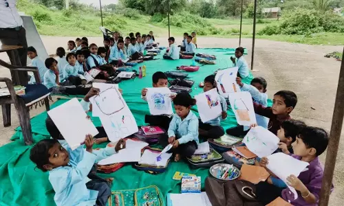 स्कूल भवन का इंतजार खत्म नहीं टीन शेड में लग रही कक्षाएं स्कूल भवन का इंतजार खत्म नहीं टीन शेड में लग रही कक्षाएं