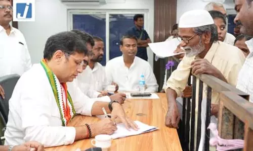 श्रीधर बाबू का केटीआर पर निशाना, बोले- झूठे आरोप लगाकर जनता को गुमराह कर रहे श्रीधर बाबू का केटीआर पर निशाना, बोले- झूठे आरोप लगाकर जनता को गुमराह कर रहे