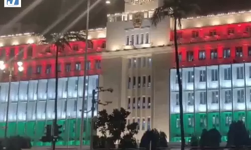 तिरंगे के रंगों में जगमगाया मुंबई का मंत्रालय तिरंगे के रंगों में जगमगाया मुंबई का मंत्रालय