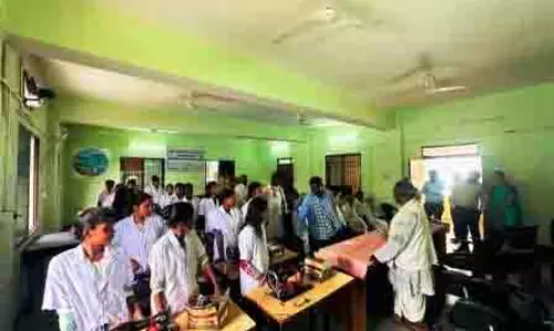 लाइवलीहुड कॉलेज में 19 भुंजिया युवतियों को वितरित की सिलाई मशीन