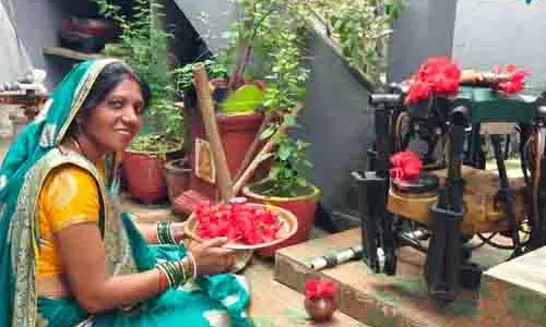 ड्रोन दीदियों ने आधुनिक कृषि यंत्र ड्रोन की पूजा कर चढ़ाया गुड़-चीला और नारियल का भोग