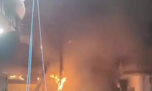FIRE VIDEO : बिजली के पोल में भीषण आग, शॉर्ट सर्किट की आशंका