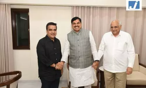 निवेश के लिए गुजरात पहुंचे सीएम मोहन यादव, मुख्यमंत्री भूपेंद्र पटेल और उपमुख्यमंत्री हर्ष संघवी से की मुलाकात निवेश के लिए गुजरात पहुंचे सीएम मोहन यादव, मुख्यमंत्री भूपेंद्र पटेल और उपमुख्यमंत्री हर्ष संघवी से की मुलाकात