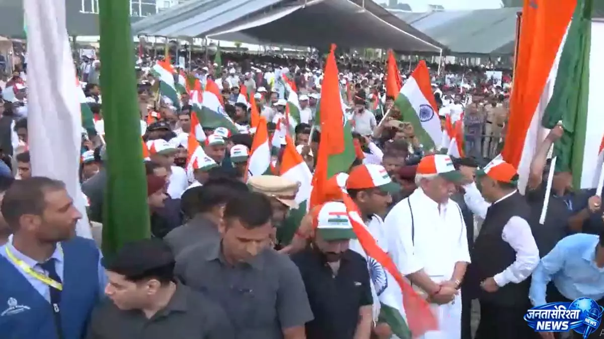 श्रीनगर में उपराज्यपाल मनोज सिन्हा ने तिरंगा रैली को दिखाई हरी झंडी श्रीनगर में उपराज्यपाल मनोज सिन्हा ने तिरंगा रैली को दिखाई हरी झंडी