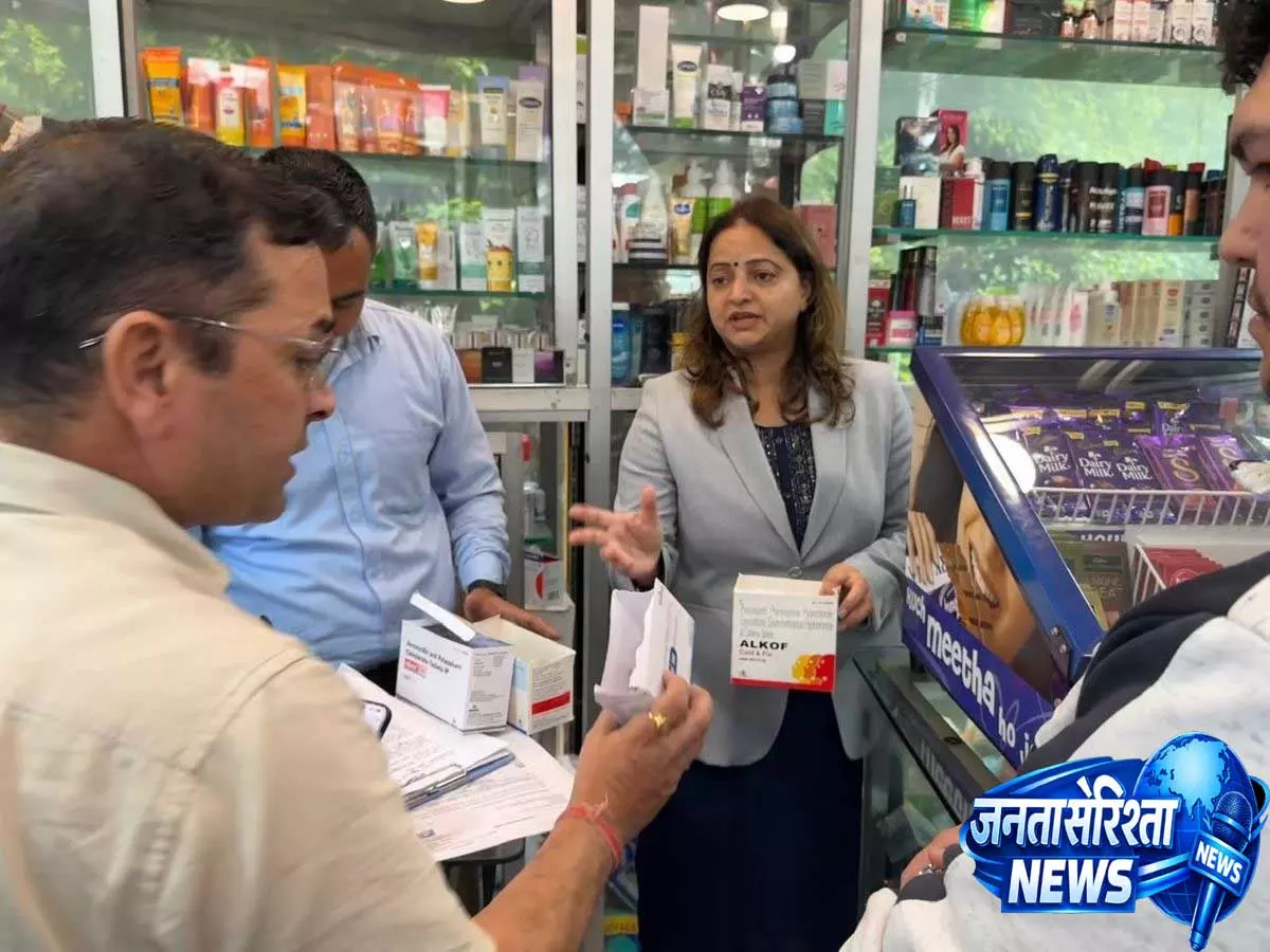 मसूरी में मेडिकल स्टोरों पर छापा एक्सपायर दवाएं मिलने से मचा हड़कंप मसूरी में मेडिकल स्टोरों पर छापा एक्सपायर दवाएं मिलने से मचा हड़कंप