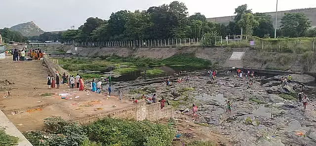 आदि अमावस्या पर मेट्टूर में उमड़ा आस्था का सैलाब, कावेरी किनारे पूर्वजों को अर्पित की भेंट आदि अमावस्या पर मेट्टूर में उमड़ा आस्था का सैलाब, कावेरी किनारे पूर्वजों को अर्पित की भेंट