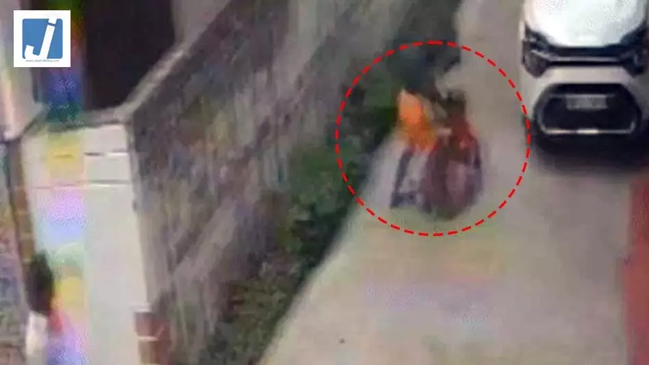 मां तो मां है! बेटे ने सरेराह पीटा, पुलिस से बोली बुजुर्ग- कार्रवाई मत करो, बीमार पड़ने पर वही डॉक्टर के पास ले जाता है मां तो मां है! बेटे ने सरेराह पीटा, पुलिस से बोली बुजुर्ग- कार्रवाई मत करो, बीमार पड़ने पर वही डॉक्टर के पास ले जाता है