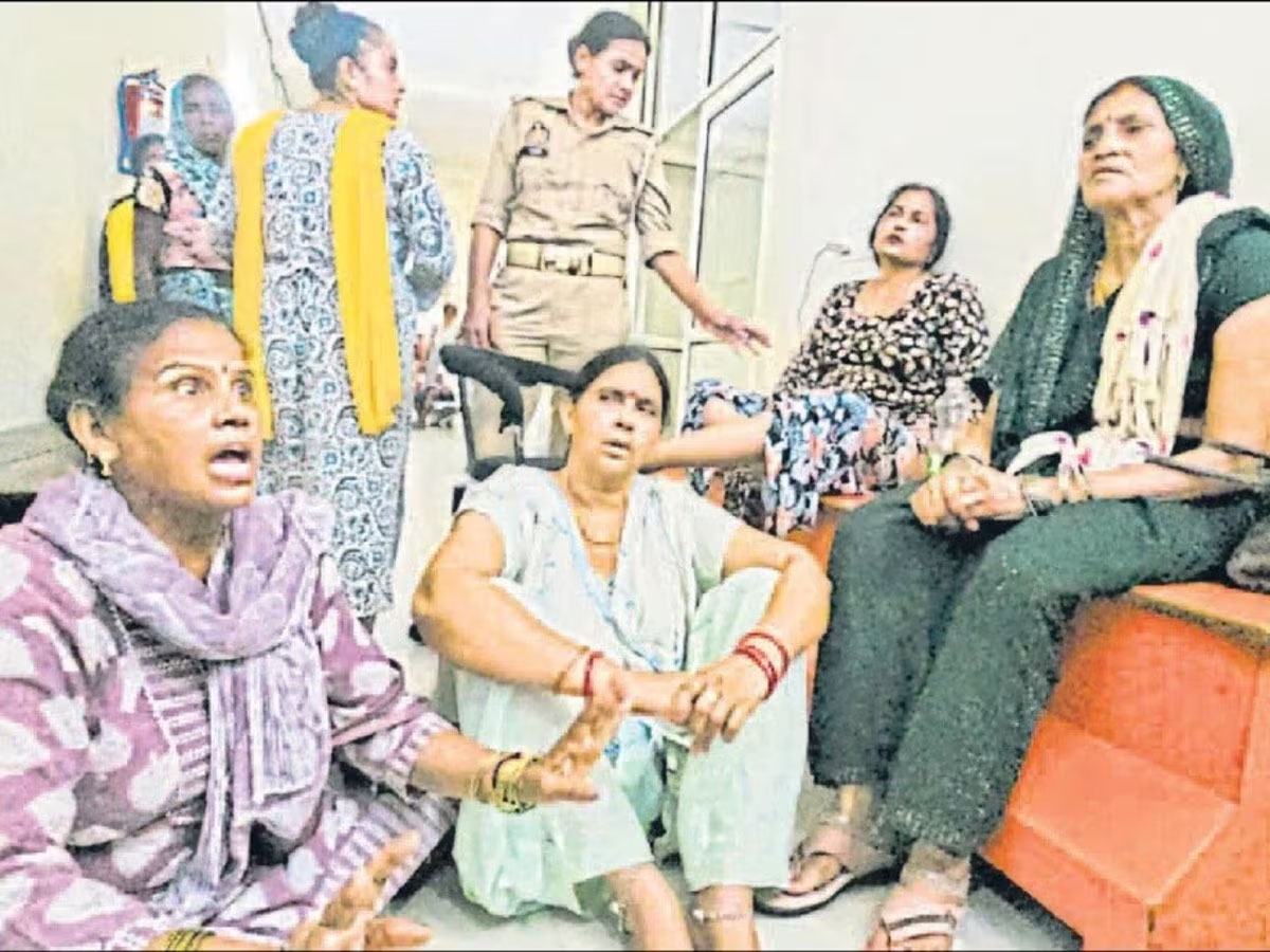अस्पताल में एक्सरे मशीन गिरने से मरीज की मौत, परिजनों ने लगाया लापरवाही का आरोप.. अस्पताल में एक्सरे मशीन गिरने से मरीज की मौत, परिजनों ने लगाया लापरवाही का आरोप..