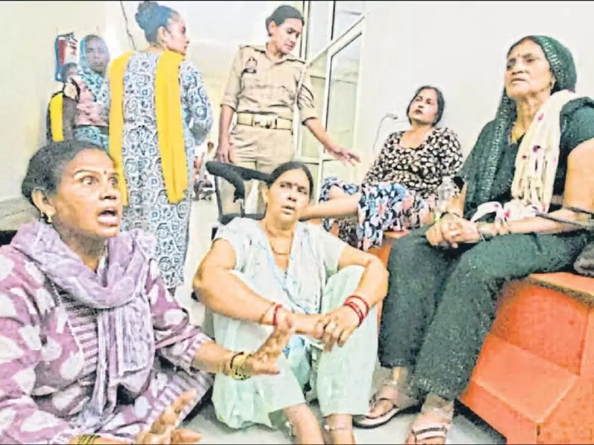 अस्पताल में एक्सरे मशीन गिरने से मरीज की मौत, परिजनों ने लगाया लापरवाही का आरोप अस्पताल में एक्सरे मशीन गिरने से मरीज की मौत, परिजनों ने लगाया लापरवाही का आरोप