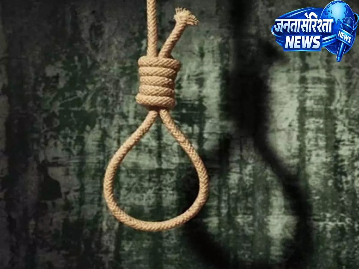छत की कुंडी में लटका मिला युवक का शव मौके पर पहुंची पुलिस छत की कुंडी में लटका मिला युवक का शव मौके पर पहुंची पुलिस
