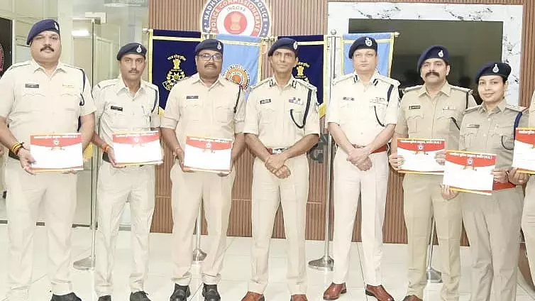 इंदौर में 19 पुलिसकर्मी सम्मानित, लूटकांड सुलझाने वाली पलासिया टीम को मिला पुरस्कार इंदौर में 19 पुलिसकर्मी सम्मानित, लूटकांड सुलझाने वाली पलासिया टीम को मिला पुरस्कार