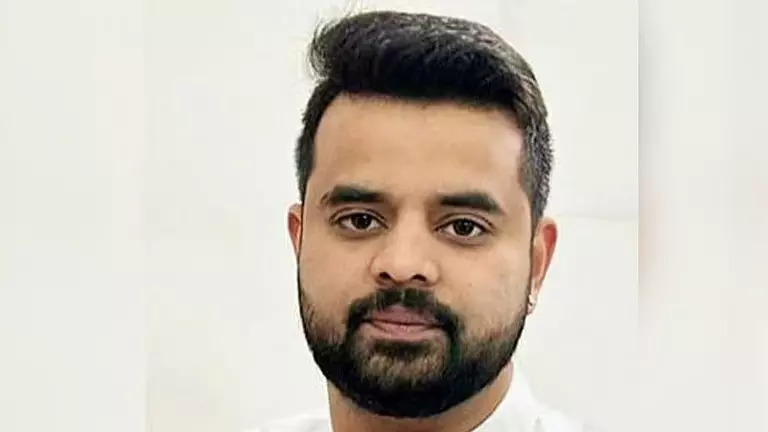 परप्पना अग्रहारा जेल में प्रज्वल रेवन्ना के पास मोबाइल मिला, VIP सुविधाओं के आरोपों की जांच तेज परप्पना अग्रहारा जेल में प्रज्वल रेवन्ना के पास मोबाइल मिला, VIP सुविधाओं के आरोपों की जांच तेज