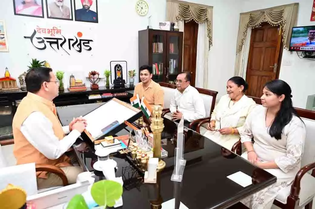मुख्यमंत्री धामी से मिले शेफ केसर सिंह नेगी, सहयोग के लिए जताया आभार मुख्यमंत्री धामी से मिले शेफ केसर सिंह नेगी, सहयोग के लिए जताया आभार