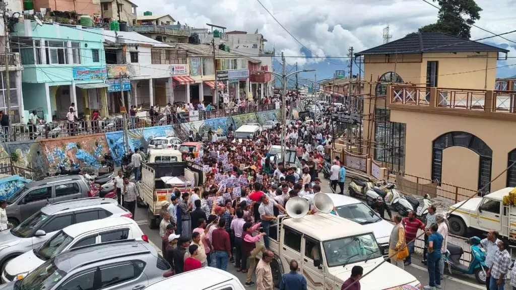 New Tehri: नई टिहरी में मेडिकल कॉलेज की मांग ने पकड़ा जोर, केंद्रीय मंत्री को सौंपा प्रस्ताव New Tehri: नई टिहरी में मेडिकल कॉलेज की मांग ने पकड़ा जोर, केंद्रीय मंत्री को सौंपा प्रस्ताव