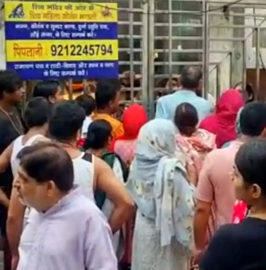 Gurugram: मंदिर की बदहाल व्यवस्था पर श्रद्धालुओं का आक्रोश, गेट पर लगाया ताला Gurugram: मंदिर की बदहाल व्यवस्था पर श्रद्धालुओं का आक्रोश, गेट पर लगाया ताला