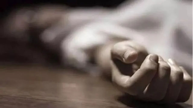 सोते समय मां और 12 वर्षीय बेटे को सांप ने डसा, इलाज के दौरान दोनों की मौत… सोते समय मां और 12 वर्षीय बेटे को सांप ने डसा, इलाज के दौरान दोनों की मौत…