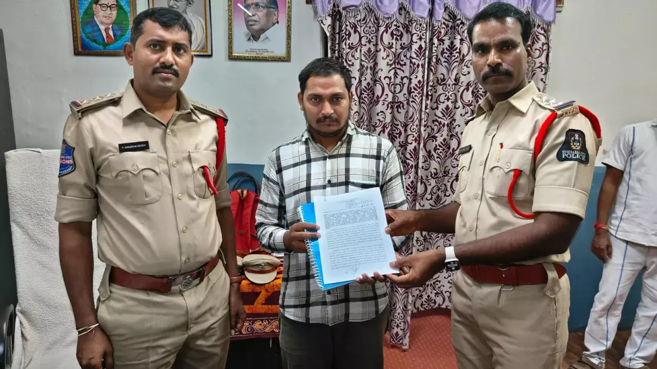 हैदराबाद पुलिस ने नेपाल गैंग के आरोपी सुनील बहादुर को किया डिटेन हैदराबाद पुलिस ने नेपाल गैंग के आरोपी सुनील बहादुर को किया डिटेन