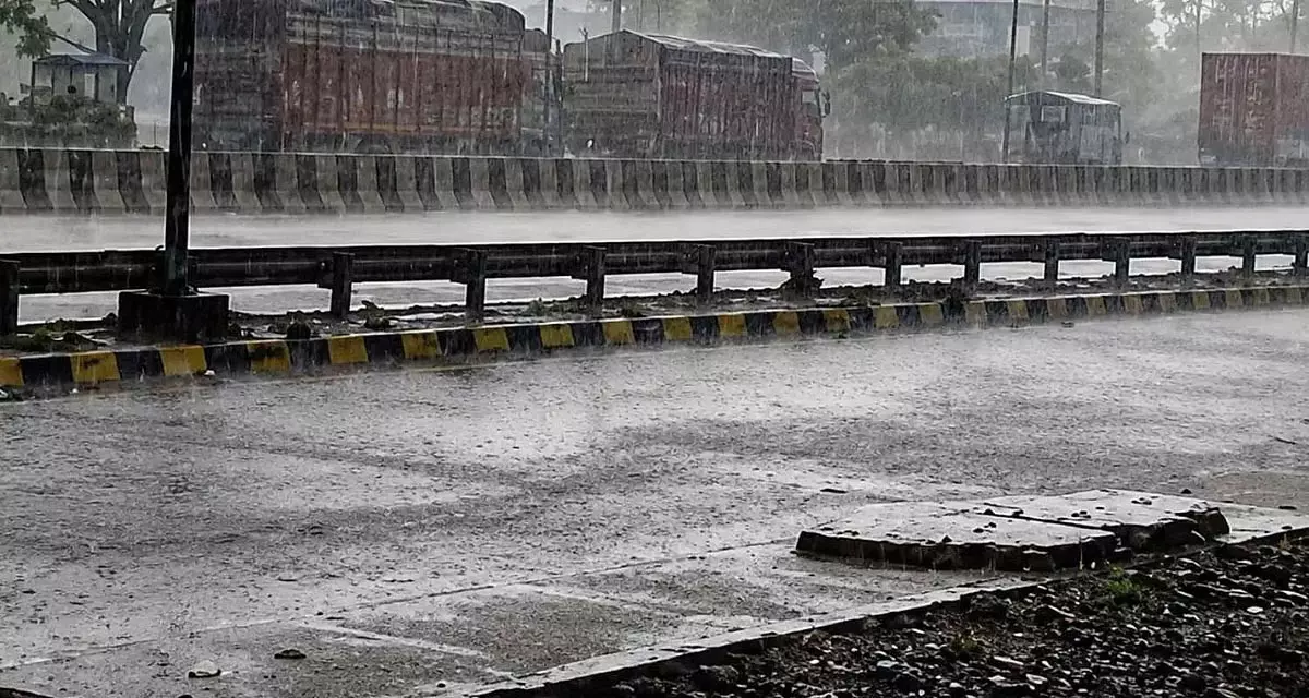 मंदसौर में झमाझम बारिश से जनजीवन प्रभावित, चौरसिया कॉलोनी में घरों में घुसा पानी मंदसौर में झमाझम बारिश से जनजीवन प्रभावित, चौरसिया कॉलोनी में घरों में घुसा पानी