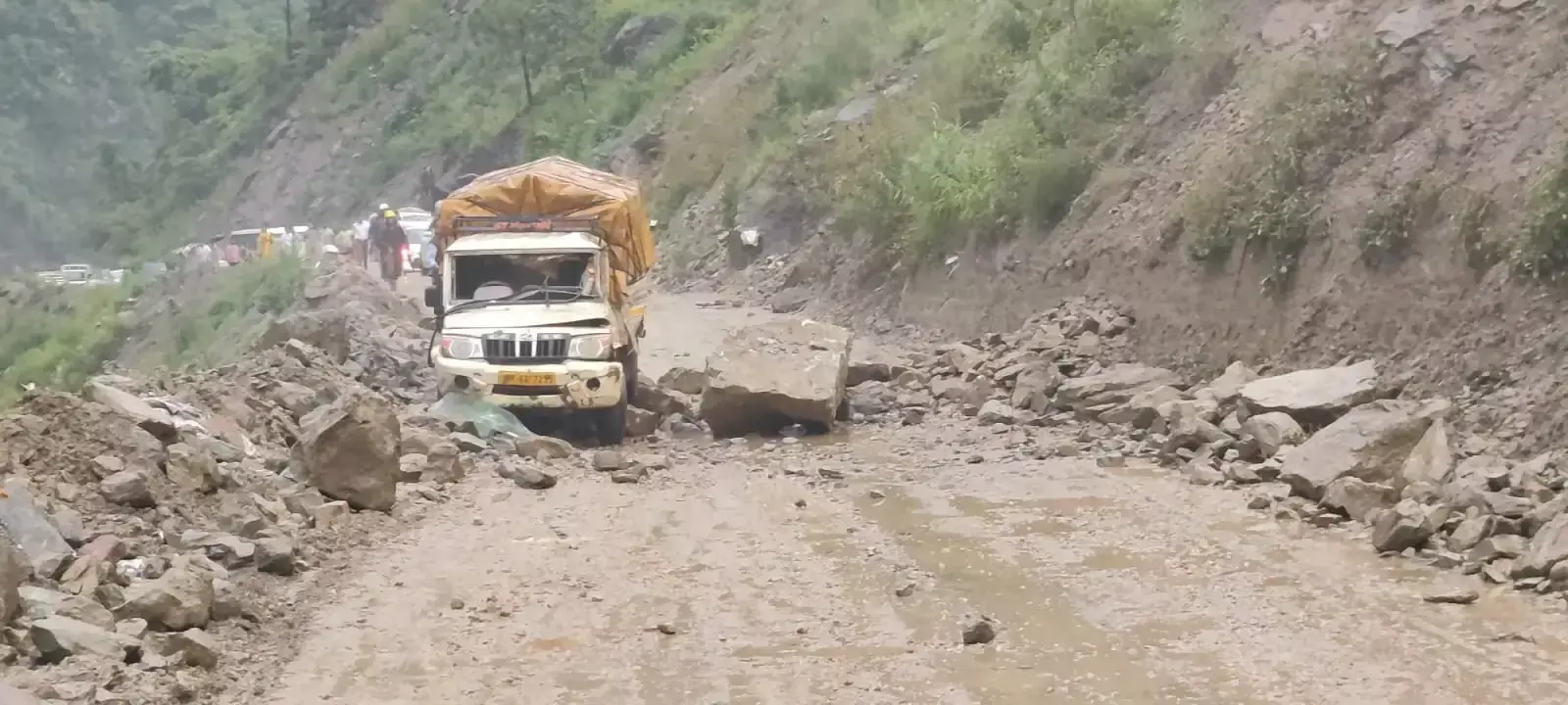 Mandi: भारी बारिश से झलोगी में हालात बिगड़े, पत्थर गिरने से यातायात रोका Mandi: भारी बारिश से झलोगी में हालात बिगड़े, पत्थर गिरने से यातायात रोका