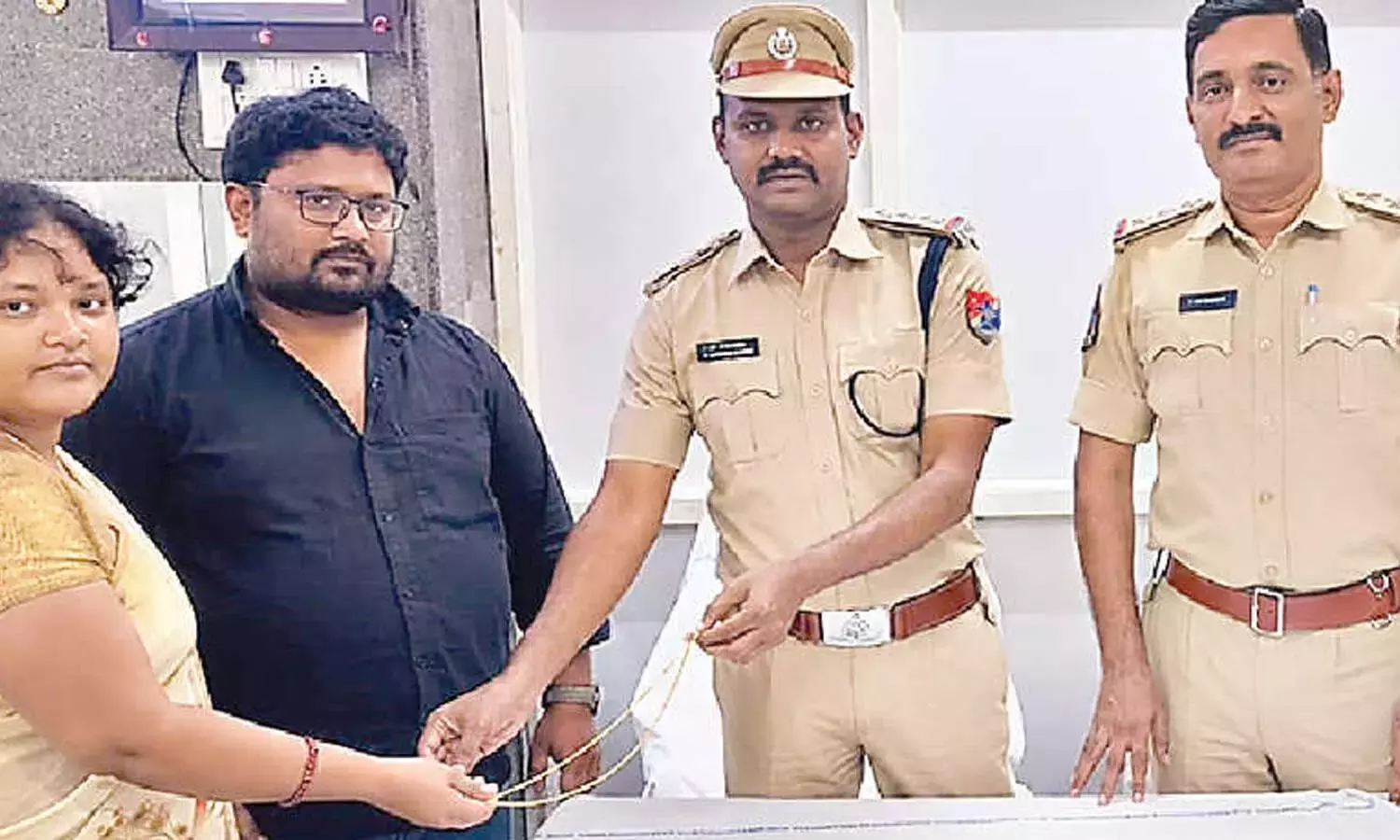 RPF तिरुपति ने ट्रेन में छूटी 3 लाख रुपये की सोने की चेन बरामद की RPF तिरुपति ने ट्रेन में छूटी 3 लाख रुपये की सोने की चेन बरामद की