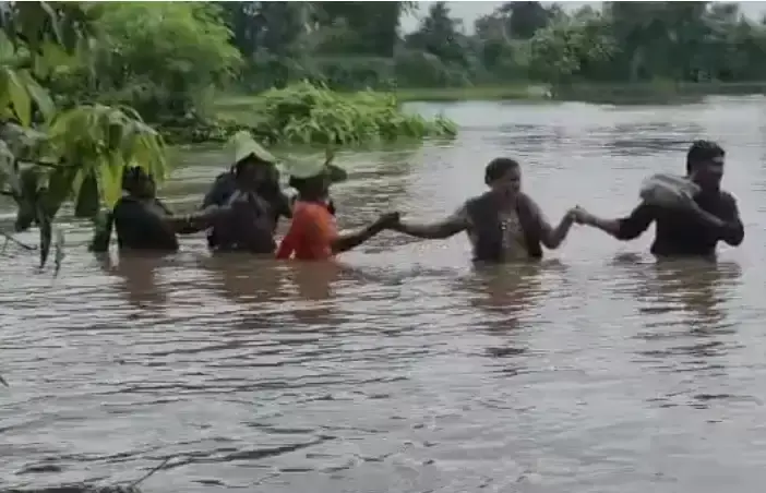 Mahisagar: लुणावाड़ा में भारी बारिश से हालात बिगड़े, 300 लोगों को सुरक्षित निकाला Mahisagar: लुणावाड़ा में भारी बारिश से हालात बिगड़े, 300 लोगों को सुरक्षित निकाला
