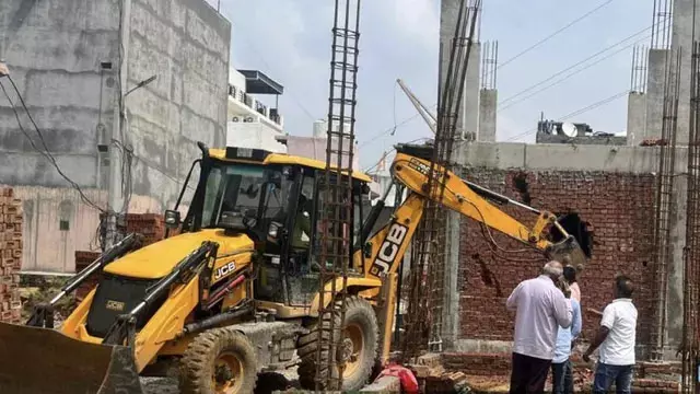 गुरुग्राम में अवैध निर्माण और अतिक्रमण पर निगम का बड़ा एक्शन, कई इलाकों में तोड़फोड़ गुरुग्राम में अवैध निर्माण और अतिक्रमण पर निगम का बड़ा एक्शन, कई इलाकों में तोड़फोड़