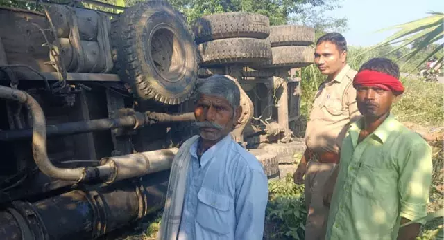 तेज रफ्तार ट्रक की टक्कर से महिला की मौत, हादसे के बाद सड़क पर मचा हड़कंप तेज रफ्तार ट्रक की टक्कर से महिला की मौत, हादसे के बाद सड़क पर मचा हड़कंप