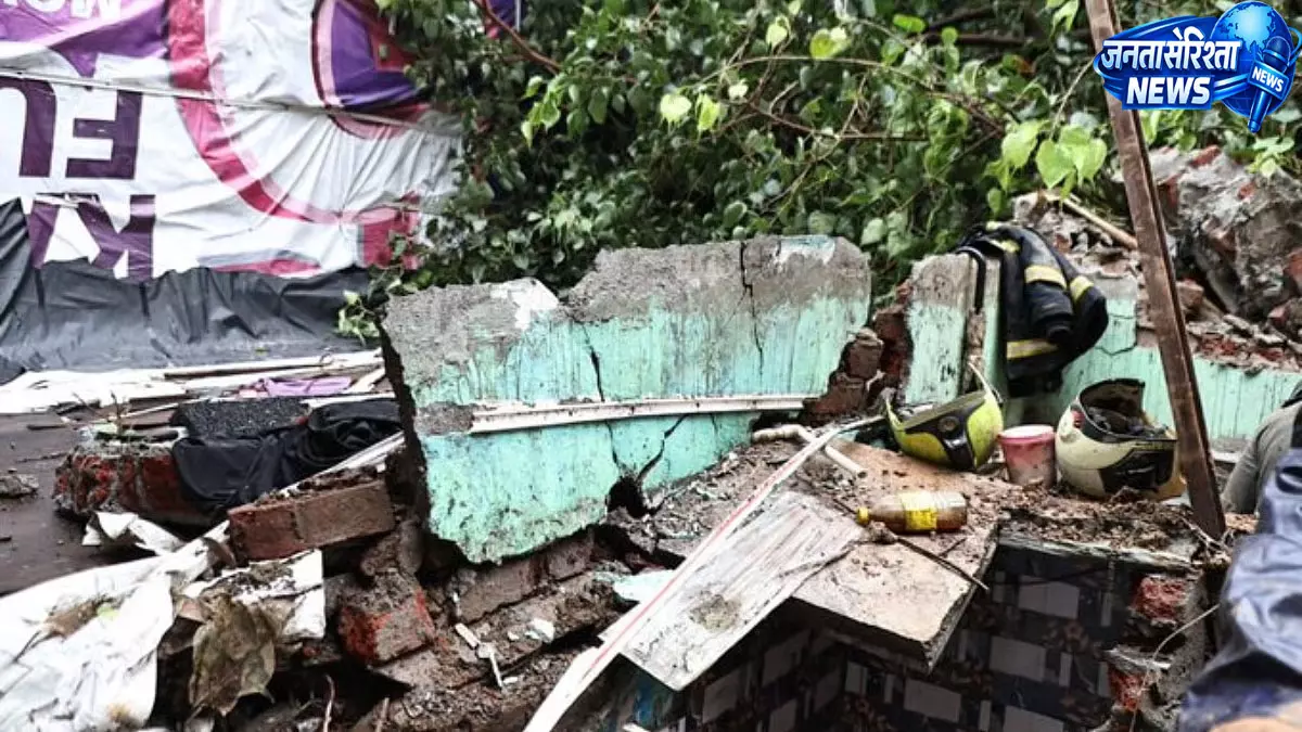 मुंबई के चिराग नगर में भारी बारिश के बीच भूस्खलन, छह की मौत, चार घायल मुंबई के चिराग नगर में भारी बारिश के बीच भूस्खलन, छह की मौत, चार घायल