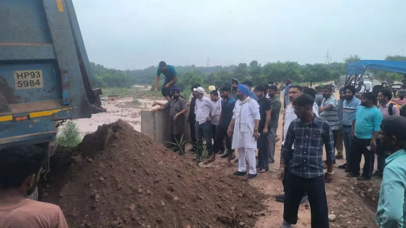 Solan पुल की देरी पर ग्रामीणों ने खुद बनाया रास्ता Solan पुल की देरी पर ग्रामीणों ने खुद बनाया रास्ता