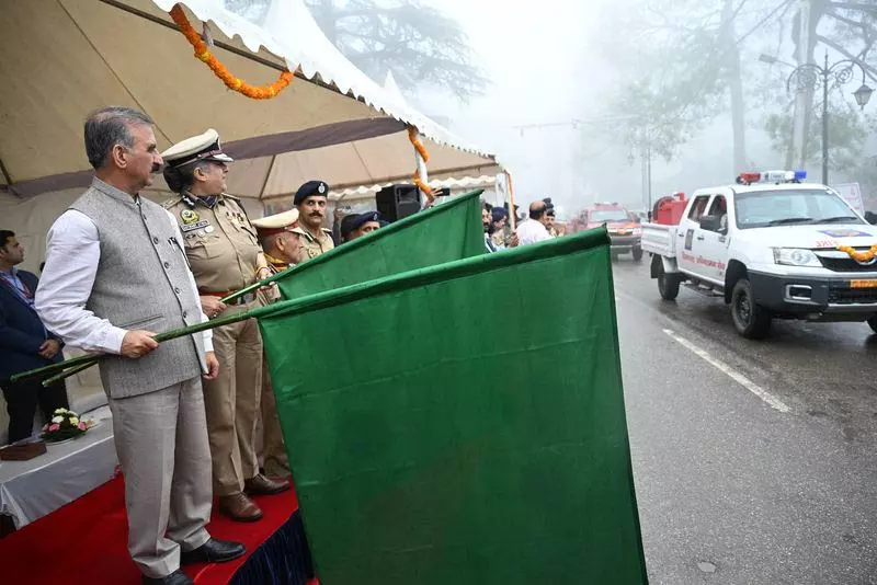 Shimla 46 फायर टेंडरों को CM ने दिखाई हरी झंडी Shimla 46 फायर टेंडरों को CM ने दिखाई हरी झंडी